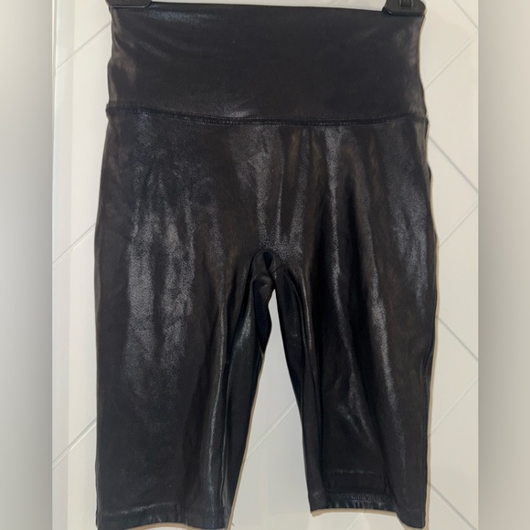 Excellent Pristine SPANX faux leather biker shorts size: medium - Picture 8 of 14